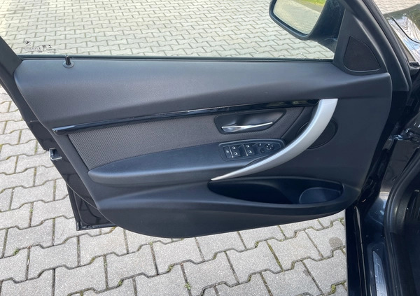 BMW Seria 3 cena 58999 przebieg: 220000, rok produkcji 2017 z Skalbmierz małe 631